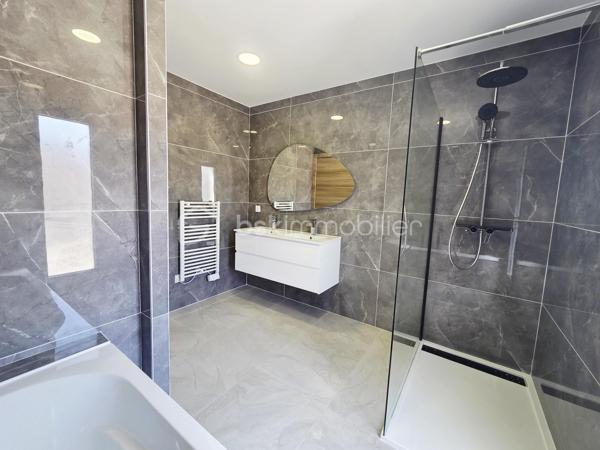 Maison contemporaine de plain-pied 🏡 – Lavit, proche du centre 🏙️

Située sur la commune de Lavit, à quelques minutes du centre-ville, cette maison contemporaine de plain-pied vous séduira par ses volumes et ses prestations de qualité.

Elle se compose d’une grande pièce à vivre avec cuisine ouverte 🍽️ entièrement équipée. 

Côté nuit, vous découvrirez 4 belles chambres 🛏️ avec placards, dont une suite parentale avec dressing et salle d'eau 🚿. 
Une salle de bain 🛁 avec douche et baignoire complète l’ensemble.

La maison dispose également d’une climatisation réversible ❄️🔥 via un système gainable, avec thermostat individuel dans chaque pièce. 

À l’extérieur, vous profiterez d’un jardin clôturé 🌳, parfait pour des moments de détente en famille.
Une opportunité rare à Lavit, à découvrir sans tarder !
