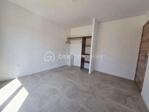 Maison contemporaine de plain-pied 🏡 – Lavit, proche du centre 🏙️

Située sur la commune de Lavit, à quelques minutes du centre-ville, cette maison contemporaine de plain-pied vous séduira par ses volumes et ses prestations de qualité.

Elle se compose d’une grande pièce à vivre avec cuisine ouverte 🍽️ entièrement équipée. 

Côté nuit, vous découvrirez 4 belles chambres 🛏️ avec placards, dont une suite parentale avec dressing et salle d'eau 🚿. 
Une salle de bain 🛁 avec douche et baignoire complète l’ensemble.

La maison dispose également d’une climatisation réversible ❄️🔥 via un système gainable, avec thermostat individuel dans chaque pièce. 

À l’extérieur, vous profiterez d’un jardin clôturé 🌳, parfait pour des moments de détente en famille.
Une opportunité rare à Lavit, à découvrir sans tarder !