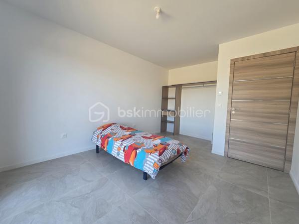 Maison contemporaine de plain-pied 🏡 – Lavit, proche du centre 🏙️

Située sur la commune de Lavit, à quelques minutes du centre-ville, cette maison contemporaine de plain-pied vous séduira par ses volumes et ses prestations de qualité.

Elle se compose d’une grande pièce à vivre avec cuisine ouverte 🍽️ entièrement équipée. 

Côté nuit, vous découvrirez 4 belles chambres 🛏️ avec placards, dont une suite parentale avec dressing et salle d'eau 🚿. 
Une salle de bain 🛁 avec douche et baignoire complète l’ensemble.

La maison dispose également d’une climatisation réversible ❄️🔥 via un système gainable, avec thermostat individuel dans chaque pièce. 

À l’extérieur, vous profiterez d’un jardin clôturé 🌳, parfait pour des moments de détente en famille.
Une opportunité rare à Lavit, à découvrir sans tarder !