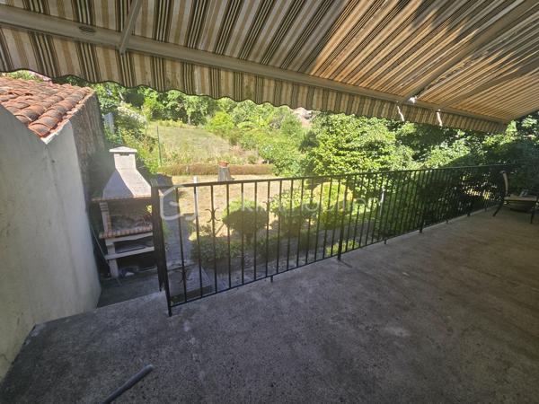 En exclusivité, cette jolie maison de ville se compose, en rez-de-chaussée, de deux garages, une buanderie, un cellier, un WC et une terrasse couverte avec accès au jardin.
Au 1er étage, vous trouverez 2 chambres, une salle d'eau, un séjour et une cuisine donnant sur une belle terrasse avec son accès au jardin.
Les combles sont aménageables pour y créer 2 chambres et une salle d'eau (ou autres ).
Chauffage au fioul 
Double vitrage
Une visite ?