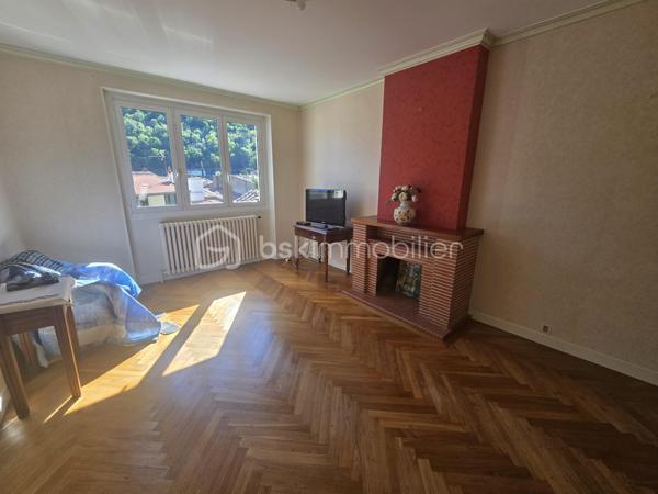 En exclusivité, cette jolie maison de ville se compose, en rez-de-chaussée, de deux garages, une buanderie, un cellier, un WC et une terrasse couverte avec accès au jardin.
Au 1er étage, vous trouverez 2 chambres, une salle d'eau, un séjour et une cuisine donnant sur une belle terrasse avec son accès au jardin.
Les combles sont aménageables pour y créer 2 chambres et une salle d'eau (ou autres ).
Chauffage au fioul 
Double vitrage
Une visite ?