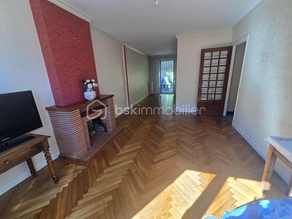 En exclusivité, cette jolie maison de ville se compose, en rez-de-chaussée, de deux garages, une buanderie, un cellier, un WC et une terrasse couverte avec accès au jardin.
Au 1er étage, vous trouverez 2 chambres, une salle d'eau, un séjour et une cuisine donnant sur une belle terrasse avec son accès au jardin.
Les combles sont aménageables pour y créer 2 chambres et une salle d'eau (ou autres ).
Chauffage au fioul 
Double vitrage
Une visite ?