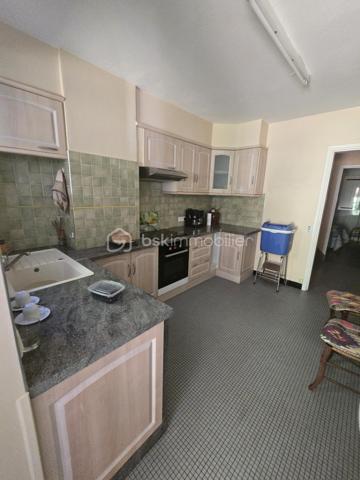 En exclusivité, cette jolie maison de ville se compose, en rez-de-chaussée, de deux garages, une buanderie, un cellier, un WC et une terrasse couverte avec accès au jardin.
Au 1er étage, vous trouverez 2 chambres, une salle d'eau, un séjour et une cuisine donnant sur une belle terrasse avec son accès au jardin.
Les combles sont aménageables pour y créer 2 chambres et une salle d'eau (ou autres ).
Chauffage au fioul 
Double vitrage
Une visite ?