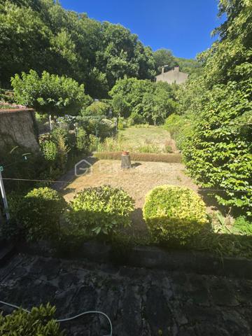 En exclusivité, cette jolie maison de ville se compose, en rez-de-chaussée, de deux garages, une buanderie, un cellier, un WC et une terrasse couverte avec accès au jardin.
Au 1er étage, vous trouverez 2 chambres, une salle d'eau, un séjour et une cuisine donnant sur une belle terrasse avec son accès au jardin.
Les combles sont aménageables pour y créer 2 chambres et une salle d'eau (ou autres ).
Chauffage au fioul 
Double vitrage
Une visite ?