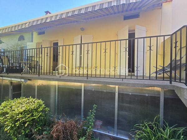 En exclusivité, cette jolie maison de ville se compose, en rez-de-chaussée, de deux garages, une buanderie, un cellier, un WC et une terrasse couverte avec accès au jardin.
Au 1er étage, vous trouverez 2 chambres, une salle d'eau, un séjour et une cuisine donnant sur une belle terrasse avec son accès au jardin.
Les combles sont aménageables pour y créer 2 chambres et une salle d'eau (ou autres ).
Chauffage au fioul 
Double vitrage
Une visite ?