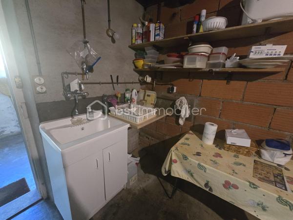 En exclusivité, cette jolie maison de ville se compose, en rez-de-chaussée, de deux garages, une buanderie, un cellier, un WC et une terrasse couverte avec accès au jardin.
Au 1er étage, vous trouverez 2 chambres, une salle d'eau, un séjour et une cuisine donnant sur une belle terrasse avec son accès au jardin.
Les combles sont aménageables pour y créer 2 chambres et une salle d'eau (ou autres ).
Chauffage au fioul 
Double vitrage
Une visite ?
