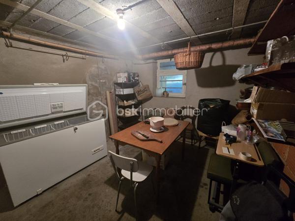 En exclusivité, cette jolie maison de ville se compose, en rez-de-chaussée, de deux garages, une buanderie, un cellier, un WC et une terrasse couverte avec accès au jardin.
Au 1er étage, vous trouverez 2 chambres, une salle d'eau, un séjour et une cuisine donnant sur une belle terrasse avec son accès au jardin.
Les combles sont aménageables pour y créer 2 chambres et une salle d'eau (ou autres ).
Chauffage au fioul 
Double vitrage
Une visite ?