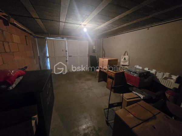 En exclusivité, cette jolie maison de ville se compose, en rez-de-chaussée, de deux garages, une buanderie, un cellier, un WC et une terrasse couverte avec accès au jardin.
Au 1er étage, vous trouverez 2 chambres, une salle d'eau, un séjour et une cuisine donnant sur une belle terrasse avec son accès au jardin.
Les combles sont aménageables pour y créer 2 chambres et une salle d'eau (ou autres ).
Chauffage au fioul 
Double vitrage
Une visite ?