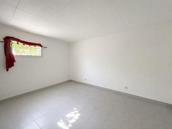 Appartement 85 m² habitables à rénover - Quartier d'Anthéor  - Cave de 60 m² de plain-pied