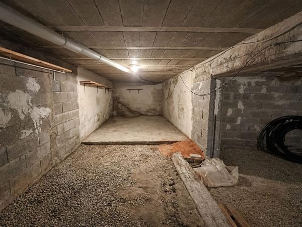 Appartement 85 m² habitables à rénover - Quartier d'Anthéor  - Cave de 60 m² de plain-pied