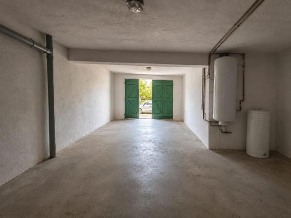 Appartement 85 m² habitables à rénover - Quartier d'Anthéor  - Cave de 60 m² de plain-pied