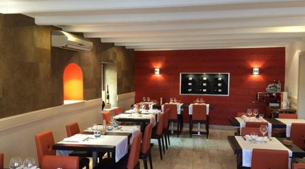 Fonds d'un superbe restaurant gastronomique réputé dans toute la région, prêt à poursuivre