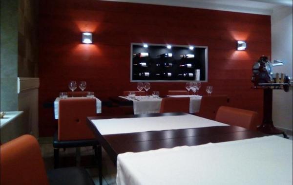 Fonds d'un superbe restaurant gastronomique réputé dans toute la région, prêt à poursuivre