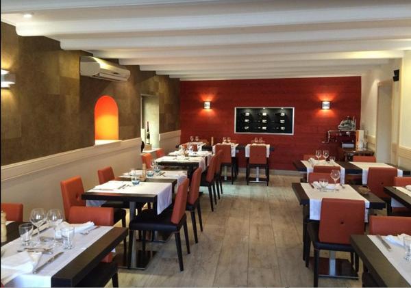 Fonds d'un superbe restaurant gastronomique réputé dans toute la région, prêt à poursuivre