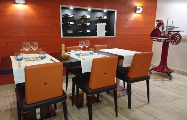 Fonds d'un superbe restaurant gastronomique réputé dans toute la région, prêt à poursuivre