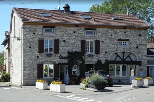 Fonds d'un superbe restaurant gastronomique réputé dans toute la région, prêt à poursuivre