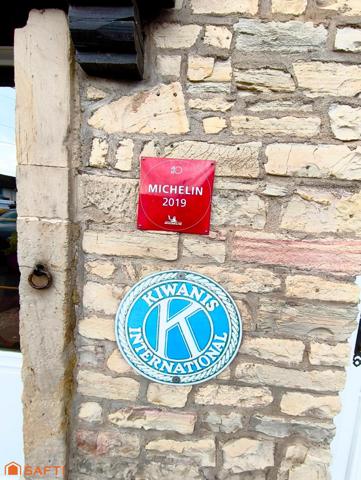 Fonds d'un superbe restaurant gastronomique réputé dans toute la région, prêt à poursuivre