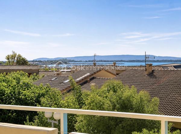 Situé sur la rive droite de Palavas-les-Flots, au 2ᵉ et dernier étage, venez découvrir ce superbe T2 bis en duplex entièrement rénovév avec belle terrasse et sa vue dégagée

L’appartement se compose d’une belle pièce de vie avec cuisine aménagée et entièrement équipée, ainsi que d’un espace buanderie. Une salle d’eau et un WC indépendant complètent ce niveau.

À l’étage, vous découvrirez une grande mezzanine aménagée en espace détente avec canapé convertible, offrant la possibilité de disposer d’un couchage supplémentaire ou d’un espace bureau. Elle bénéficie également d’un grand placard de rangement.

Une chambre indépendante avec grand placard et Velux motorisé complète l’étage.

Entièrement climatisé, l’appartement bénéficie de prestations soignées et d’une rénovation récente.

À l’extérieur, vous profiterez d’une belle terrasse exposée Ouest avec une agréable vue sur les toits et les étangs de Palavas-les-Flots.

Un véritable atout sur le secteur : une place de parking privative est vendue avec l’appartement.

Vous apprécierez enfin son emplacement privilégié, à proximité immédiate des commerces et à seulement 50 mètres de la mer.

Un appartement coup de cœur, idéal en résidence principale, pied-à-terre ou investissement locatif, réunissant dernier étage, extérieur, parking et proximité immédiate de la plage.
