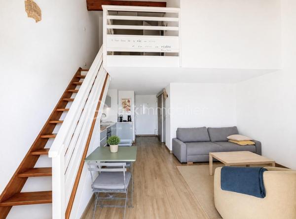 Situé sur la rive droite de Palavas-les-Flots, au 2ᵉ et dernier étage, venez découvrir ce superbe T2 bis en duplex entièrement rénovév avec belle terrasse et sa vue dégagée

L’appartement se compose d’une belle pièce de vie avec cuisine aménagée et entièrement équipée, ainsi que d’un espace buanderie. Une salle d’eau et un WC indépendant complètent ce niveau.

À l’étage, vous découvrirez une grande mezzanine aménagée en espace détente avec canapé convertible, offrant la possibilité de disposer d’un couchage supplémentaire ou d’un espace bureau. Elle bénéficie également d’un grand placard de rangement.

Une chambre indépendante avec grand placard et Velux motorisé complète l’étage.

Entièrement climatisé, l’appartement bénéficie de prestations soignées et d’une rénovation récente.

À l’extérieur, vous profiterez d’une belle terrasse exposée Ouest avec une agréable vue sur les toits et les étangs de Palavas-les-Flots.

Un véritable atout sur le secteur : une place de parking privative est vendue avec l’appartement.

Vous apprécierez enfin son emplacement privilégié, à proximité immédiate des commerces et à seulement 50 mètres de la mer.

Un appartement coup de cœur, idéal en résidence principale, pied-à-terre ou investissement locatif, réunissant dernier étage, extérieur, parking et proximité immédiate de la plage.