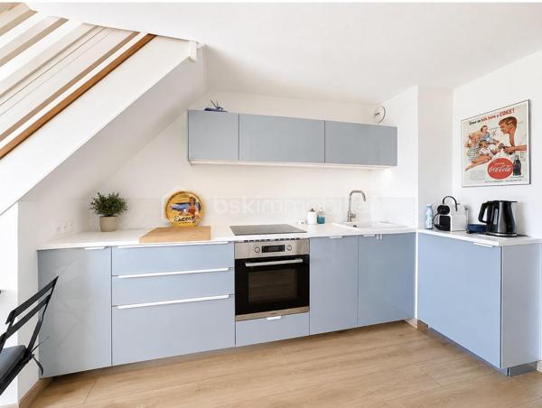 Situé sur la rive droite de Palavas-les-Flots, au 2ᵉ et dernier étage, venez découvrir ce superbe T2 bis en duplex entièrement rénovév avec belle terrasse et sa vue dégagée

L’appartement se compose d’une belle pièce de vie avec cuisine aménagée et entièrement équipée, ainsi que d’un espace buanderie. Une salle d’eau et un WC indépendant complètent ce niveau.

À l’étage, vous découvrirez une grande mezzanine aménagée en espace détente avec canapé convertible, offrant la possibilité de disposer d’un couchage supplémentaire ou d’un espace bureau. Elle bénéficie également d’un grand placard de rangement.

Une chambre indépendante avec grand placard et Velux motorisé complète l’étage.

Entièrement climatisé, l’appartement bénéficie de prestations soignées et d’une rénovation récente.

À l’extérieur, vous profiterez d’une belle terrasse exposée Ouest avec une agréable vue sur les toits et les étangs de Palavas-les-Flots.

Un véritable atout sur le secteur : une place de parking privative est vendue avec l’appartement.

Vous apprécierez enfin son emplacement privilégié, à proximité immédiate des commerces et à seulement 50 mètres de la mer.

Un appartement coup de cœur, idéal en résidence principale, pied-à-terre ou investissement locatif, réunissant dernier étage, extérieur, parking et proximité immédiate de la plage.