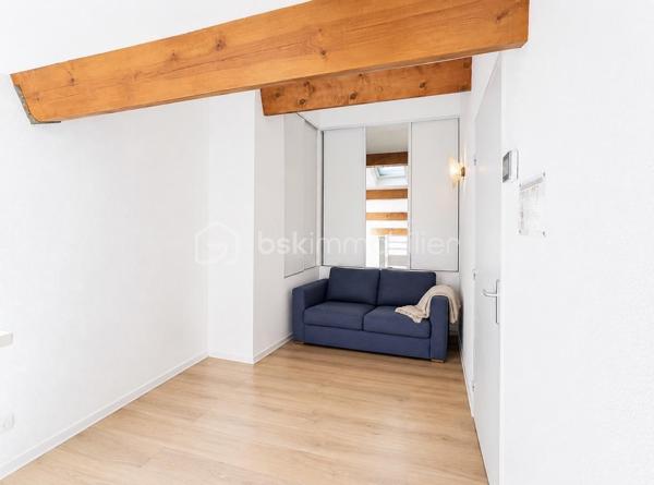 Situé sur la rive droite de Palavas-les-Flots, au 2ᵉ et dernier étage, venez découvrir ce superbe T2 bis en duplex entièrement rénovév avec belle terrasse et sa vue dégagée

L’appartement se compose d’une belle pièce de vie avec cuisine aménagée et entièrement équipée, ainsi que d’un espace buanderie. Une salle d’eau et un WC indépendant complètent ce niveau.

À l’étage, vous découvrirez une grande mezzanine aménagée en espace détente avec canapé convertible, offrant la possibilité de disposer d’un couchage supplémentaire ou d’un espace bureau. Elle bénéficie également d’un grand placard de rangement.

Une chambre indépendante avec grand placard et Velux motorisé complète l’étage.

Entièrement climatisé, l’appartement bénéficie de prestations soignées et d’une rénovation récente.

À l’extérieur, vous profiterez d’une belle terrasse exposée Ouest avec une agréable vue sur les toits et les étangs de Palavas-les-Flots.

Un véritable atout sur le secteur : une place de parking privative est vendue avec l’appartement.

Vous apprécierez enfin son emplacement privilégié, à proximité immédiate des commerces et à seulement 50 mètres de la mer.

Un appartement coup de cœur, idéal en résidence principale, pied-à-terre ou investissement locatif, réunissant dernier étage, extérieur, parking et proximité immédiate de la plage.