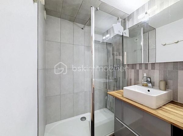 Situé sur la rive droite de Palavas-les-Flots, au 2ᵉ et dernier étage, venez découvrir ce superbe T2 bis en duplex entièrement rénovév avec belle terrasse et sa vue dégagée

L’appartement se compose d’une belle pièce de vie avec cuisine aménagée et entièrement équipée, ainsi que d’un espace buanderie. Une salle d’eau et un WC indépendant complètent ce niveau.

À l’étage, vous découvrirez une grande mezzanine aménagée en espace détente avec canapé convertible, offrant la possibilité de disposer d’un couchage supplémentaire ou d’un espace bureau. Elle bénéficie également d’un grand placard de rangement.

Une chambre indépendante avec grand placard et Velux motorisé complète l’étage.

Entièrement climatisé, l’appartement bénéficie de prestations soignées et d’une rénovation récente.

À l’extérieur, vous profiterez d’une belle terrasse exposée Ouest avec une agréable vue sur les toits et les étangs de Palavas-les-Flots.

Un véritable atout sur le secteur : une place de parking privative est vendue avec l’appartement.

Vous apprécierez enfin son emplacement privilégié, à proximité immédiate des commerces et à seulement 50 mètres de la mer.

Un appartement coup de cœur, idéal en résidence principale, pied-à-terre ou investissement locatif, réunissant dernier étage, extérieur, parking et proximité immédiate de la plage.