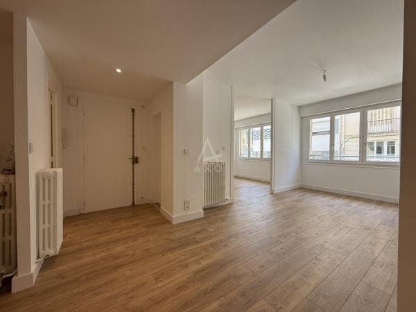Appartement de 81 m² , rénové, 2 chambres, possibilité 3 ch, cuisine neuve, A/E, garage, cellier, cave -proche centre ville ,  rue Dupont des Loges à Rennes