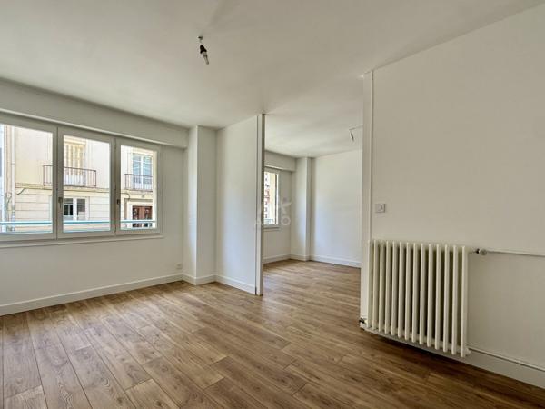 Appartement de 81 m² , rénové, 2 chambres, possibilité 3 ch, cuisine neuve, A/E, garage, cellier, cave -proche centre ville ,  rue Dupont des Loges à Rennes