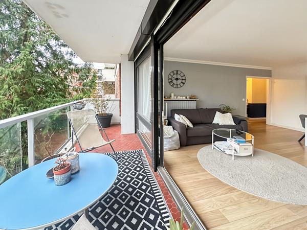 Appartement 3 pièces avec extérieurs multiples dans une belle résidence sécurisée familiale à Jouy-en-Josas