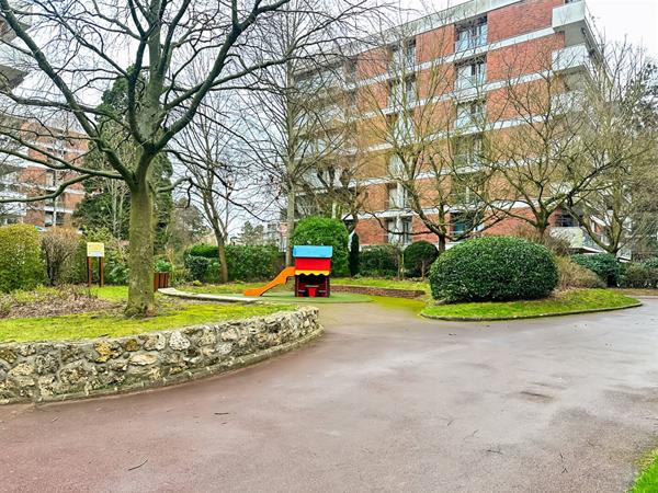 Appartement 3 pièces avec extérieurs multiples dans une belle résidence sécurisée familiale à Jouy-en-Josas