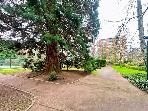 Appartement 3 pièces avec extérieurs multiples dans une belle résidence sécurisée familiale à Jouy-en-Josas