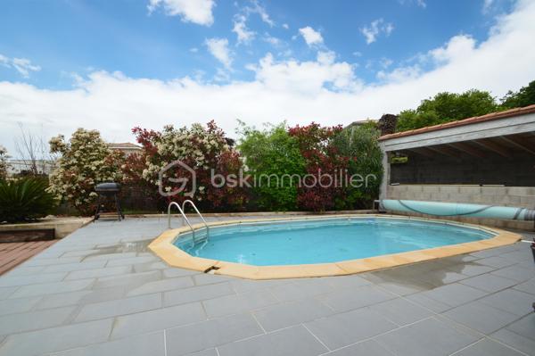 À Canet-en-Roussillon, au sein d’une résidence sécurisée, découvrez cette charmante villa de plain-pied trois faces (par le garage) d’environ 85 m² habitables, édifiée sur une parcelle de 200 m². Fonctionnelle et agréable à vivre, elle constitue un cadre idéal pour une résidence principale comme secondaire.
Dès l’entrée, vous serez séduit par une pièce de vie lumineuse, composée d’un salon-séjour exposé sud-ouest, offrant une belle luminosité tout au long de la journée. La cuisine semi-ouverte, moderne et entièrement équipée, s’intègre parfaitement à cet espace convivial.
La partie nuit se compose de trois chambres avec placards intégrés, idéales pour accueillir famille ou amis, d’une salle d’eau récemment rénovée aux prestations actuelles, ainsi que de WC indépendants.
À l’extérieur, vous profiterez d’un jardin soigneusement aménagé et arboré, agrémenté d’une piscine, d’une terrasse et d’un espace cuisine d’été abrité, parfait pour partager des moments de détente en toute intimité.
Un garage avec mezzanine vient compléter ce bien, offrant un espace de rangement supplémentaire ou de stationnement. La maison est également équipée de la climatisation, assurant un confort optimal en toute saison.
Une villa clé en main, alliant confort, sécurité et qualité de vie, à proximité des plages et des commodités. À découvrir sans tarder !