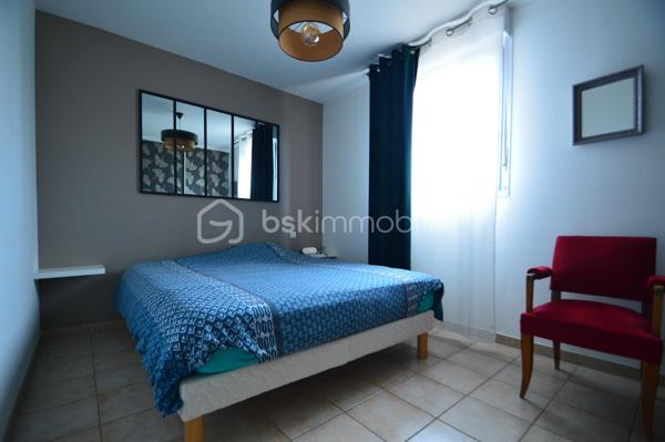 À Canet-en-Roussillon, au sein d’une résidence sécurisée, découvrez cette charmante villa de plain-pied trois faces (par le garage) d’environ 85 m² habitables, édifiée sur une parcelle de 200 m². Fonctionnelle et agréable à vivre, elle constitue un cadre idéal pour une résidence principale comme secondaire.
Dès l’entrée, vous serez séduit par une pièce de vie lumineuse, composée d’un salon-séjour exposé sud-ouest, offrant une belle luminosité tout au long de la journée. La cuisine semi-ouverte, moderne et entièrement équipée, s’intègre parfaitement à cet espace convivial.
La partie nuit se compose de trois chambres avec placards intégrés, idéales pour accueillir famille ou amis, d’une salle d’eau récemment rénovée aux prestations actuelles, ainsi que de WC indépendants.
À l’extérieur, vous profiterez d’un jardin soigneusement aménagé et arboré, agrémenté d’une piscine, d’une terrasse et d’un espace cuisine d’été abrité, parfait pour partager des moments de détente en toute intimité.
Un garage avec mezzanine vient compléter ce bien, offrant un espace de rangement supplémentaire ou de stationnement. La maison est également équipée de la climatisation, assurant un confort optimal en toute saison.
Une villa clé en main, alliant confort, sécurité et qualité de vie, à proximité des plages et des commodités. À découvrir sans tarder !