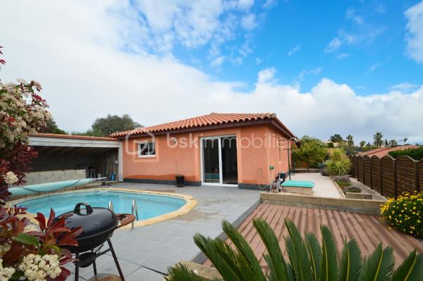À Canet-en-Roussillon, au sein d’une résidence sécurisée, découvrez cette charmante villa de plain-pied trois faces (par le garage) d’environ 85 m² habitables, édifiée sur une parcelle de 200 m². Fonctionnelle et agréable à vivre, elle constitue un cadre idéal pour une résidence principale comme secondaire.
Dès l’entrée, vous serez séduit par une pièce de vie lumineuse, composée d’un salon-séjour exposé sud-ouest, offrant une belle luminosité tout au long de la journée. La cuisine semi-ouverte, moderne et entièrement équipée, s’intègre parfaitement à cet espace convivial.
La partie nuit se compose de trois chambres avec placards intégrés, idéales pour accueillir famille ou amis, d’une salle d’eau récemment rénovée aux prestations actuelles, ainsi que de WC indépendants.
À l’extérieur, vous profiterez d’un jardin soigneusement aménagé et arboré, agrémenté d’une piscine, d’une terrasse et d’un espace cuisine d’été abrité, parfait pour partager des moments de détente en toute intimité.
Un garage avec mezzanine vient compléter ce bien, offrant un espace de rangement supplémentaire ou de stationnement. La maison est également équipée de la climatisation, assurant un confort optimal en toute saison.
Une villa clé en main, alliant confort, sécurité et qualité de vie, à proximité des plages et des commodités. À découvrir sans tarder !