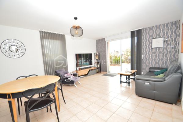 À Canet-en-Roussillon, au sein d’une résidence sécurisée, découvrez cette charmante villa de plain-pied trois faces (par le garage) d’environ 85 m² habitables, édifiée sur une parcelle de 200 m². Fonctionnelle et agréable à vivre, elle constitue un cadre idéal pour une résidence principale comme secondaire.
Dès l’entrée, vous serez séduit par une pièce de vie lumineuse, composée d’un salon-séjour exposé sud-ouest, offrant une belle luminosité tout au long de la journée. La cuisine semi-ouverte, moderne et entièrement équipée, s’intègre parfaitement à cet espace convivial.
La partie nuit se compose de trois chambres avec placards intégrés, idéales pour accueillir famille ou amis, d’une salle d’eau récemment rénovée aux prestations actuelles, ainsi que de WC indépendants.
À l’extérieur, vous profiterez d’un jardin soigneusement aménagé et arboré, agrémenté d’une piscine, d’une terrasse et d’un espace cuisine d’été abrité, parfait pour partager des moments de détente en toute intimité.
Un garage avec mezzanine vient compléter ce bien, offrant un espace de rangement supplémentaire ou de stationnement. La maison est également équipée de la climatisation, assurant un confort optimal en toute saison.
Une villa clé en main, alliant confort, sécurité et qualité de vie, à proximité des plages et des commodités. À découvrir sans tarder !