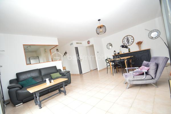 À Canet-en-Roussillon, au sein d’une résidence sécurisée, découvrez cette charmante villa de plain-pied trois faces (par le garage) d’environ 85 m² habitables, édifiée sur une parcelle de 200 m². Fonctionnelle et agréable à vivre, elle constitue un cadre idéal pour une résidence principale comme secondaire.
Dès l’entrée, vous serez séduit par une pièce de vie lumineuse, composée d’un salon-séjour exposé sud-ouest, offrant une belle luminosité tout au long de la journée. La cuisine semi-ouverte, moderne et entièrement équipée, s’intègre parfaitement à cet espace convivial.
La partie nuit se compose de trois chambres avec placards intégrés, idéales pour accueillir famille ou amis, d’une salle d’eau récemment rénovée aux prestations actuelles, ainsi que de WC indépendants.
À l’extérieur, vous profiterez d’un jardin soigneusement aménagé et arboré, agrémenté d’une piscine, d’une terrasse et d’un espace cuisine d’été abrité, parfait pour partager des moments de détente en toute intimité.
Un garage avec mezzanine vient compléter ce bien, offrant un espace de rangement supplémentaire ou de stationnement. La maison est également équipée de la climatisation, assurant un confort optimal en toute saison.
Une villa clé en main, alliant confort, sécurité et qualité de vie, à proximité des plages et des commodités. À découvrir sans tarder !