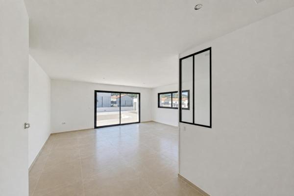 VILLA NEUVE  3 CHAMBRES PISCINE