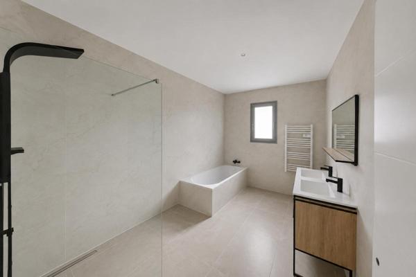 VILLA NEUVE  3 CHAMBRES PISCINE