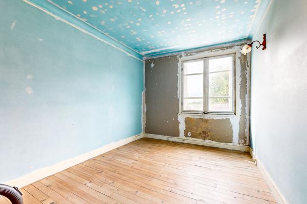 Maison à rénover de 145 m² avec dépendances et plus d’un hectare de terrain – Le Mené