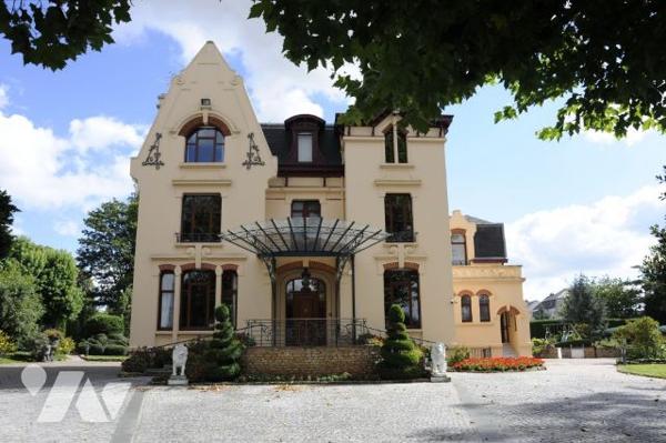 Magnifique Manoir situé à Caudry. 15 pièces. Piscine. Sauna. Parc paysager.