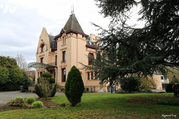 Magnifique Manoir situé à Caudry. 15 pièces. Piscine. Sauna. Parc paysager.