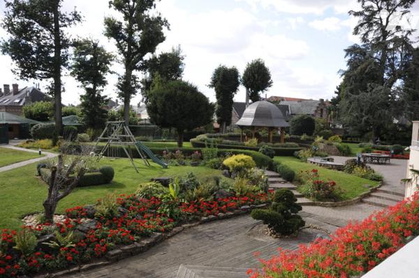 Magnifique Manoir situé à Caudry. 15 pièces. Piscine. Sauna. Parc paysager.