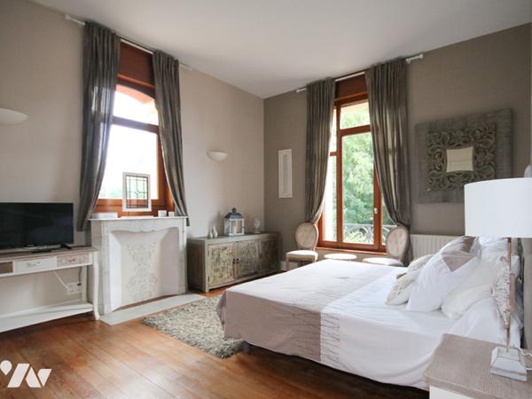 Magnifique Manoir situé à Caudry. 15 pièces. Piscine. Sauna. Parc paysager.