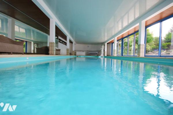 Magnifique Manoir situé à Caudry. 15 pièces. Piscine. Sauna. Parc paysager.