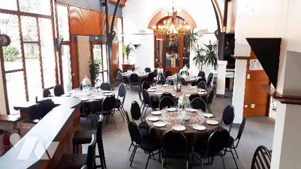 Magnifique Manoir situé à Caudry. 15 pièces. Piscine. Sauna. Parc paysager.