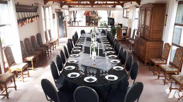 Magnifique Manoir situé à Caudry. 15 pièces. Piscine. Sauna. Parc paysager.