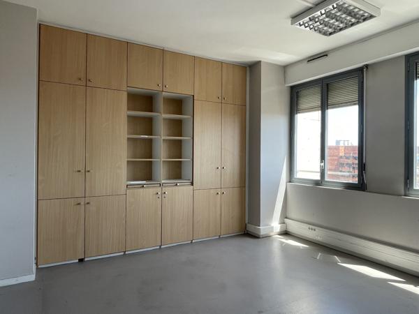 Bureau
         8 pièces
        - 144 m² Exclusivité 345 000 € *
