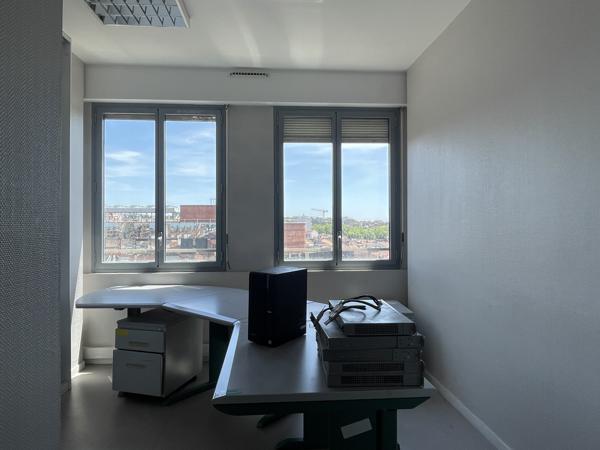 Bureau
         8 pièces
        - 144 m² Exclusivité 345 000 € *