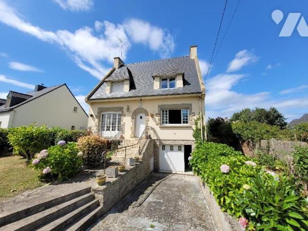Située sur la commune de Pleurtuit, proche des écoles, transports et commerces. Une maison sur ...
