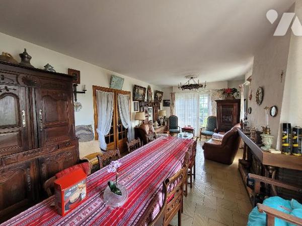 Située sur la commune de Pleurtuit, proche des écoles, transports et commerces. Une maison sur ...